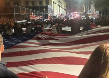 აქციის მონაწილეებმა ამერიკის გიგანტური დროშა გაშალეს