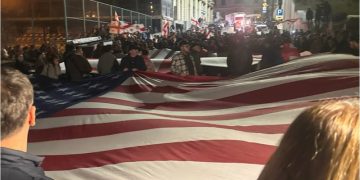 აქციის მონაწილეებმა ამერიკის გიგანტური დროშა გაშალეს