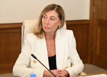 ,, ამიტომ აძლევს თავს უფლებას კომიტეტის სხდომა კევის უშნო ღლაჭუნით და ენის უხერხული ბორძიკით წაიყვანოს” – სალომე სიმონია ეკა ჭიჭინაძეზე