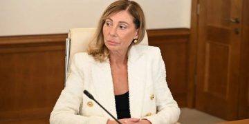 ,, ამიტომ აძლევს თავს უფლებას კომიტეტის სხდომა კევის უშნო ღლაჭუნით და ენის უხერხული ბორძიკით წაიყვანოს” – სალომე სიმონია ეკა ჭიჭინაძეზე