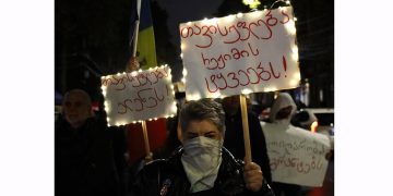 “დროშის დასაკეცი ტარი მომპარეს სასამართლოს მანდატურებმა” – თამუნა გიორგაძე