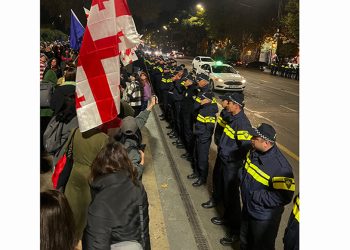 პოლიციამ ალყაში მოაქცია ტროტუარები