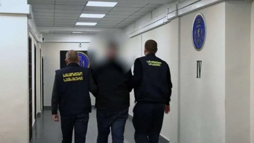 თბილისის მერიის თანამშრომელს, რომელიც თაღლითობის მცდელობის ფაქტზე დააკავეს, სავარაუდოდ ბრალს დღეს წარუდგენენ