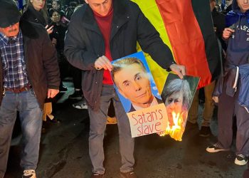 რუსთაველზე ივანიშვილისა და კობახიძის ფოტოები დაწვეს