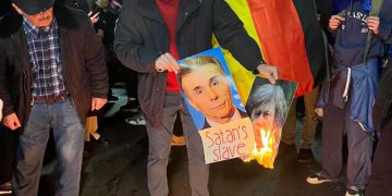 რუსთაველზე ივანიშვილისა და კობახიძის ფოტოები დაწვეს