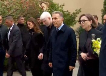 ლაშა ბასლანძის გასვენებაზე ბიძინა ივანიშვილი ოჯახთან ერთად მივიდა