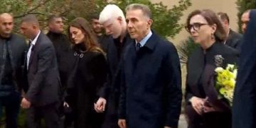 ლაშა ბასლანძის გასვენებაზე ბიძინა ივანიშვილი ოჯახთან ერთად მივიდა