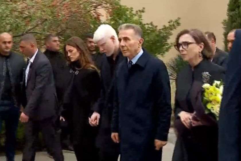 ლაშა ბასლანძის გასვენებაზე ბიძინა ივანიშვილი ოჯახთან ერთად მივიდა