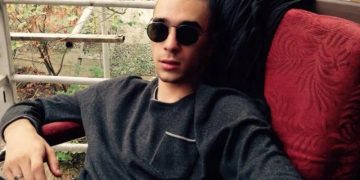 მამუკა ჩარკვიანის შვილს ბრალი ჯგუფურ თავდასხმაში მონაწილეობის გარდა, იარაღის უკანონო შეძენა-შენახვის მუხლითაც წაუყენეს