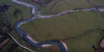 აქტივისტებმა ანაკლიასთან მასშტაბური წარწერა გამოსახეს
