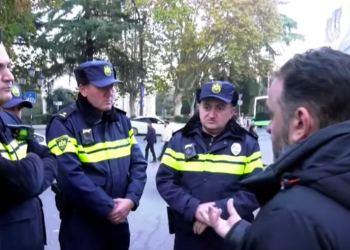 მოშიმშილეებს სკამებზე დასხდომის უფლებას არ აძლევენ – დაპირისპირება რუსთაველზე