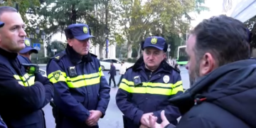 მოშიმშილეებს სკამებზე დასხდომის უფლებას არ აძლევენ – დაპირისპირება რუსთაველზე