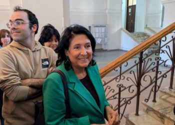 “რეჟიმის სადისტური მიდრეკილება” – მცირე დარბაზი და გამქრალი სკამები – ზურაბიშვილი ამაღლობელის პროცესს ესწრება