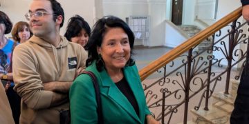 “რეჟიმის სადისტური მიდრეკილება” – მცირე დარბაზი და გამქრალი სკამები – ზურაბიშვილი ამაღლობელის პროცესს ესწრება