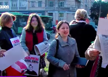 სინდისის პატიმრების მშობლები გაზეთებს მარნეულში არიგებენ