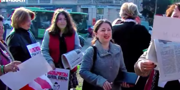 სინდისის პატიმრების მშობლები გაზეთებს მარნეულში არიგებენ