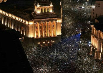 ბულგარეთში მთავრობის გადადგომის მოთხოვნით ათობით ათასი ადამიანი კვლავ შეიკრიბა