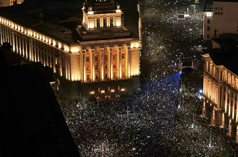 ბულგარეთში მთავრობის გადადგომის მოთხოვნით ათობით ათასი ადამიანი კვლავ შეიკრიბა