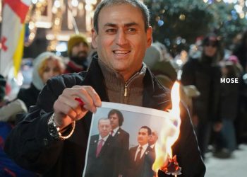 აფგან სადიგოვმა კობახიძისა და პუტინის საერთო ფოტო დაწვა