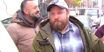 მინდია შერვაშიძის და თორნიკე თოშხუას პროცესზე მისული ბექა გოცირიძე ჟურნალისტებს დაუპირისპირდა