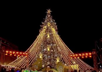 რესპუბლიკის მოედანზე კალაძემ ნაძვის ხე აანთო – რა ხდება ადგილზე