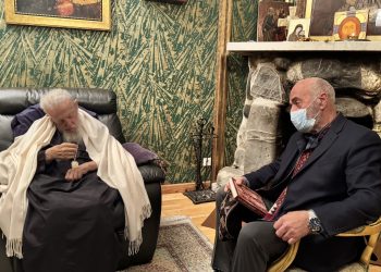 პატრიარქმა ტარიელ ხარხელაურს სიგელი გადასცა და დალოცა