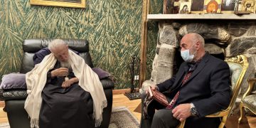 პატრიარქმა ტარიელ ხარხელაურს სიგელი გადასცა და დალოცა