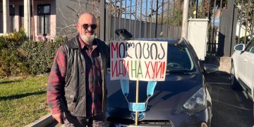 შალვა ესართია სასამართლოში ჩუსტებით და იმ ბანერით მივიდა, რომლის გამოც ასამართლებენ