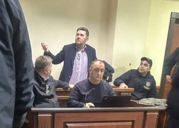 სუს-ში ცოლის დაჭერით და შვილის ობლად დატოვებით მემუქრებოდნენ, ხელი დაადე ზოდელავა-ბურჭულაძესო და ამ ამ პროცესს ხურავთ? – ბაჩო ახალაია მოსამართლეს