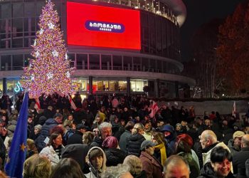 აქციის მონაწილეები ფილარმონიასთან იკრიბებიან