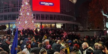 აქციის მონაწილეები ფილარმონიასთან იკრიბებიან