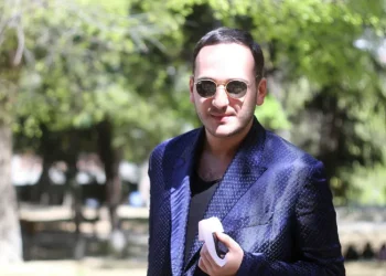 “700 ლარი წინასწარ გადამახდევინა, კაბის შეკერვა არც კი დაუწყია…” – რას ჰყვებიან “გადაგდებული” კლიენტები დაკავებულ დიზაინერზე