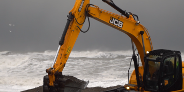 შტორმი ზღვაზე, მოგლეჯილი ხეები და გადახდილი სახურავები – სტიქიამ ბათუმსა და ქობულეთში პრობლემები შექმნა