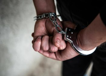 მუხრანში 2 ადამიანის მანქანაში ჩაცხრილვის ფაქტზე წარსულში ნასამართლევი პირები დააკავეს