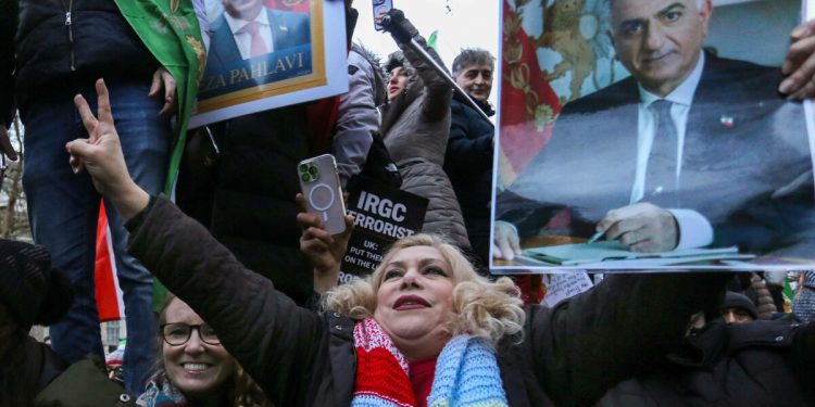 Rally In Support Of Iranian Protesters In London, UK - 11 Jan 2026 Royalist protesters gather with signs of Reza Pahlavi and flags and call for an end to the current Iranian regime during the demonstration. People take part in a rally in solidarity with protesters in Iran, in London, England starting outside the Iranian embassy. Later members of the Iranian community gathered outside Downing Street, calling on the British government to support Iranians as anti-government protests continue across Iran. The demonstrations have followed economic troubles in the country and the regime shutting down the internet and arresting many protesters. London United Kingdom Copyright: xMartinxPopex/xSOPAxImagesx MPOPE_A720408