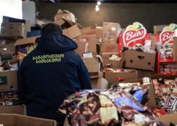 კაცი ვადაგასულ ბრენდულ პროდუქციას ვარგისიანობის ვადას უცვლიდა და მოქალაქეებზე ყიდდა