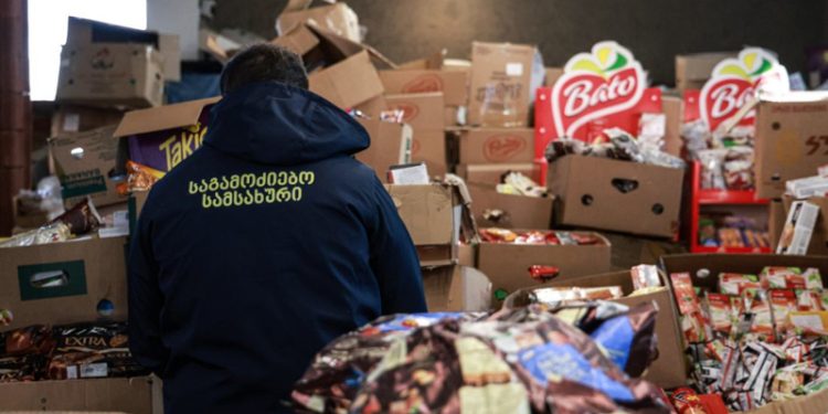 კაცი ვადაგასულ ბრენდულ პროდუქციას ვარგისიანობის ვადას უცვლიდა და მოქალაქეებზე ყიდდა