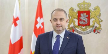 ფულის სანაცვლოდ ეხმარებოდა წვევამდელებს “ჯარისგან” თავის არიდებაში – თავდაცვის მოქმედი კადრი დააკავეს