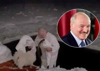 ნათლისღებასთან დაკავშირებით ალექსანდრე ლუკანშენკომ ყინულიან წყალში ჩაყვინთა (ვიდეო)