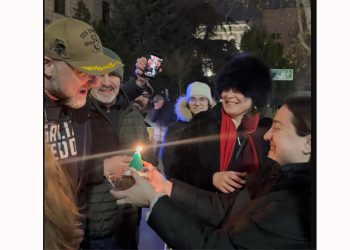 ზურაბ ჯაფარიძეს რუსთაველზე მიულოცეს დაბადების დღე