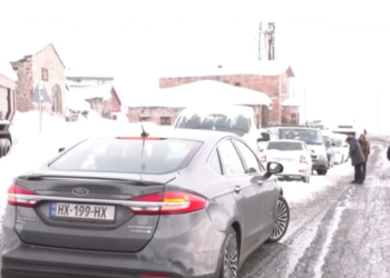 “საწვავი და საკვები გვითავდება” – მოქალაქეები ღამეს ავტომობილებში ათევენ