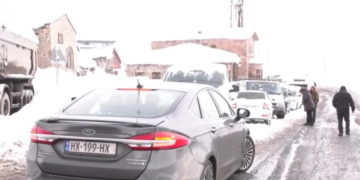 “საწვავი და საკვები გვითავდება” – მოქალაქეები ღამეს ავტომობილებში ათევენ