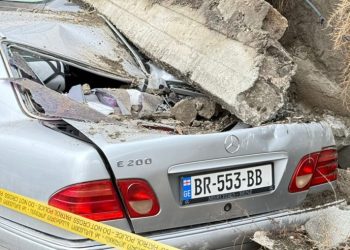 სოფელ დიღომში საცხოვრებელი კორპუსის კედელი ჩამოინგრა და მანქანა მოიყოლა