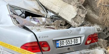 სოფელ დიღომში საცხოვრებელი კორპუსის კედელი ჩამოინგრა და მანქანა მოიყოლა