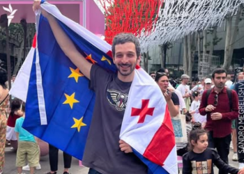 ტროტუარზე დგომის ფაქტზე დაკავებულმა სანდრო მეგრელიშვილმა იზოლატორი დატოვა