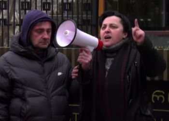 შიმშილობის მეორე დღე პროკურატურასთან – დაკავებული არასრულწლოვნის დედა საქმის მასალების გასაჯაროებას აანონსებს