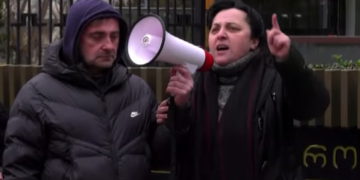 შიმშილობის მეორე დღე პროკურატურასთან – დაკავებული არასრულწლოვნის დედა საქმის მასალების გასაჯაროებას აანონსებს