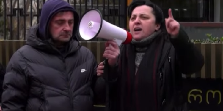 შიმშილობის მეორე დღე პროკურატურასთან – დაკავებული არასრულწლოვნის დედა საქმის მასალების გასაჯაროებას აანონსებს