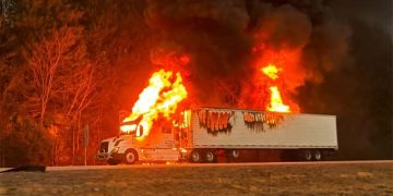 “თხევადი აირით დატვირთული ტრაილერი გადაბრუნდა და დაიწვა – ხალხი კილომეტრობით საცობში დგას” –