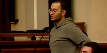 „ტელევიზორიდან მაყურებინებთ, თუ როგორ იყინება დედაჩემი ამ საშინელ ამინდში და მე, საკანში მყოფს, ფიზიკურად არაფრის გაკეთება არ შემიძლია“ – ზვიად ცეცხლაძის წერილი